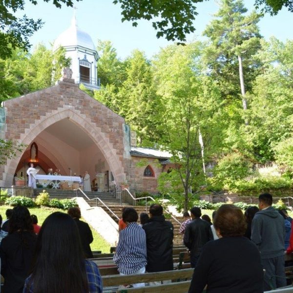 Festive bilingual mass at Santuaire Notre-Dame-de-Lourdes