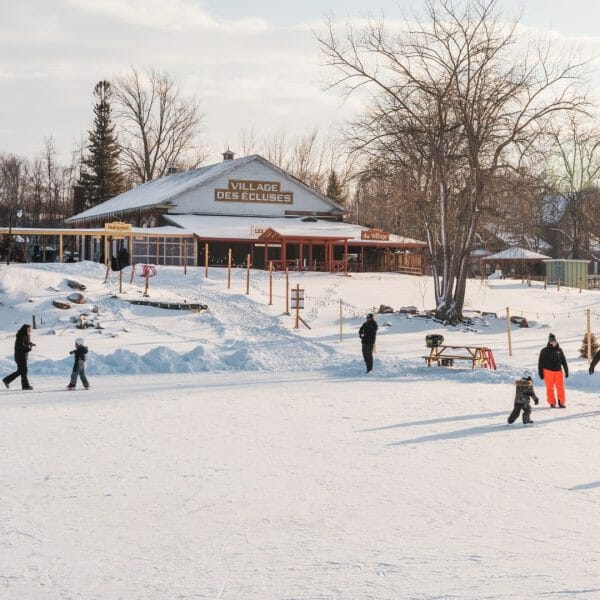 Soirée néon au Village des Écluses